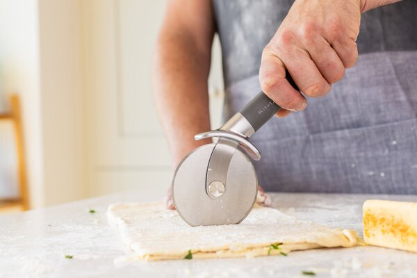 Kráječ na pizzu KitchenAid Classic Collection 23,5 cm šedá KHA113OHCHGG