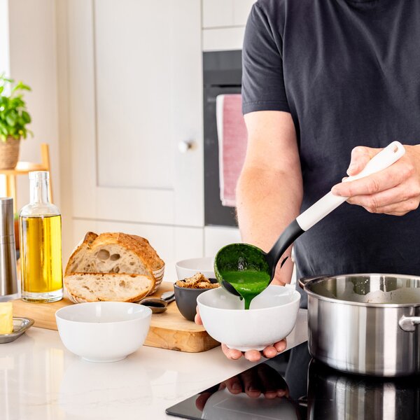 Naběračka KitchenAid Classic Collection 30 cm bílá KHA006OHPNG