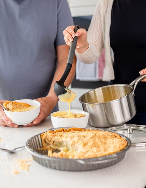 Naběračka KitchenAid Classic Collection 30 cm šedá KHA006OHCHGG