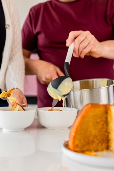Naběračka KitchenAid Classic Collection 30 cm bílá KHA006OHPNG