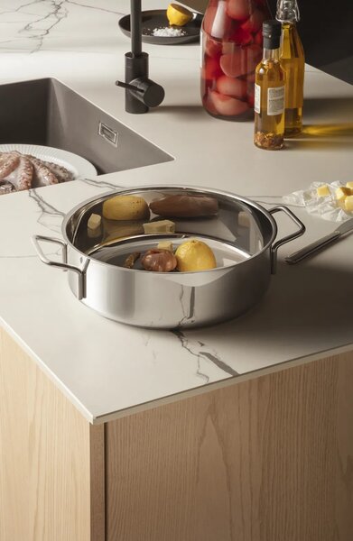 Eva Trio Stainless Steel Hluboká pánev nerezová 28 cm, z recyklované oceli 18/10, na indukci, do trouby, silné sendvičové dno, Eva Solo