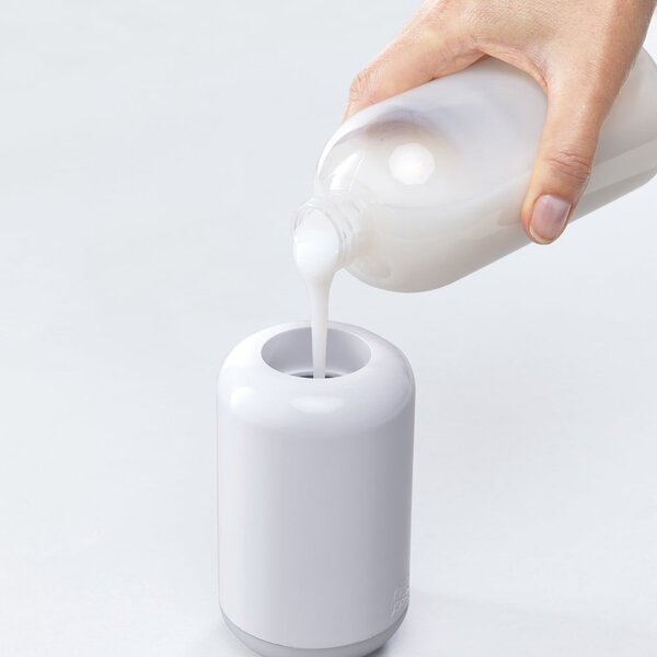 Bílý plastový dávkovač mýdla 300 ml Duo – Joseph Joseph