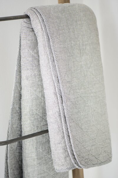 Prošívaný přehoz Dark grey stripes 130 x 180 cm