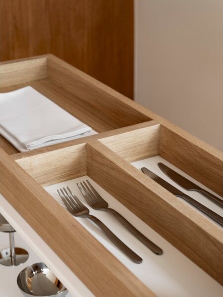 Pira G2, Dřevěné prvky Dub bělený, Kovové prvky bílá String