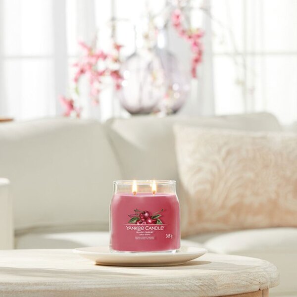 Yankee Candle svíčka Signature střední 2knoty Black Cherry
