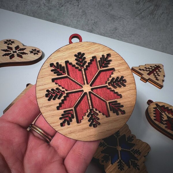 Wooden Mooden Dřevěné vánoční ozdoby Folklor (červený podklad) Tvar: domeček