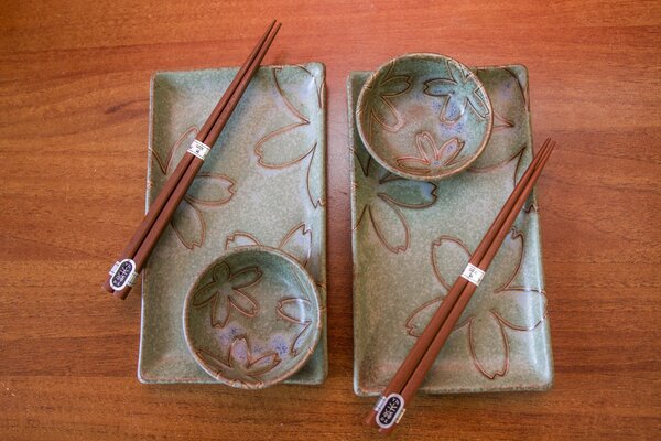Made in Japan (MIJ) Sushi Set Green with Stylized Flowers 4 ks s hůlkami
