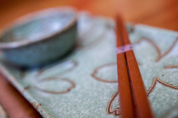 Made in Japan (MIJ) Sushi Set Green with Stylized Flowers 4 ks s hůlkami