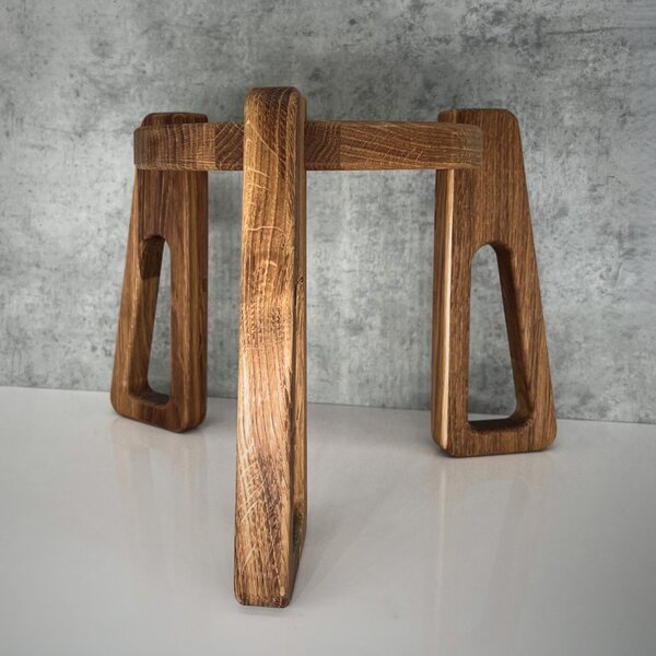 Wooden Mooden Designový dřevěný podstavec pod květináče a dekorace z masivu Výška nožiček: 25 cm, Pro dekorace do velikosti: Do 18 cm