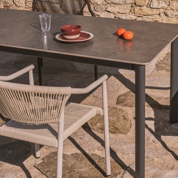 Kave Home Šedý zahradní stůl s keramickou deskou Anafi 140 x 80 cm