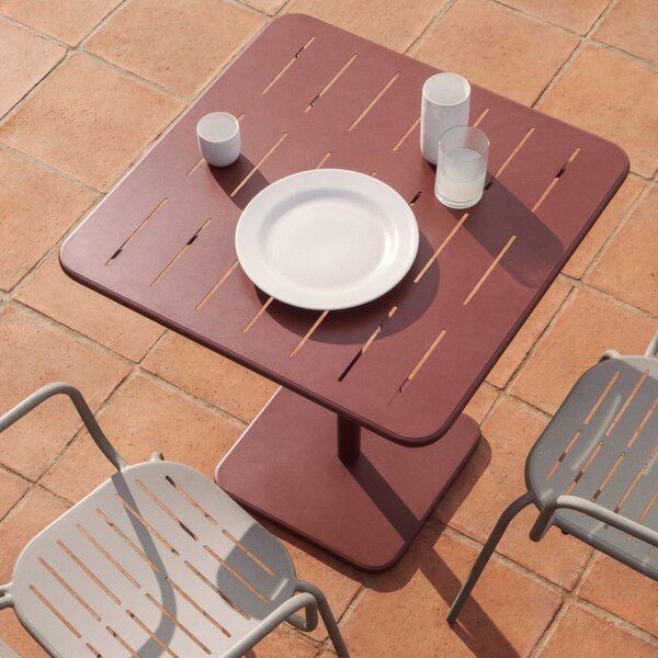Kave Home Červený kovový zahradní stůl Brai 70 x 70 cm