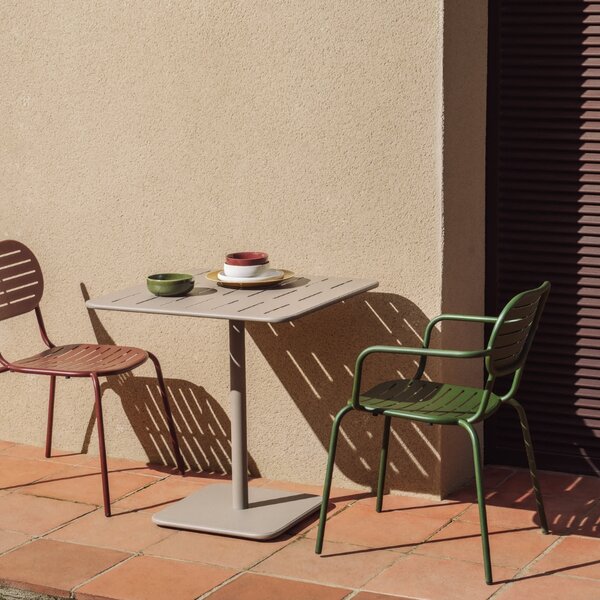 Kave Home Béžový kovový zahradní stůl Brai 70 x 70 cm