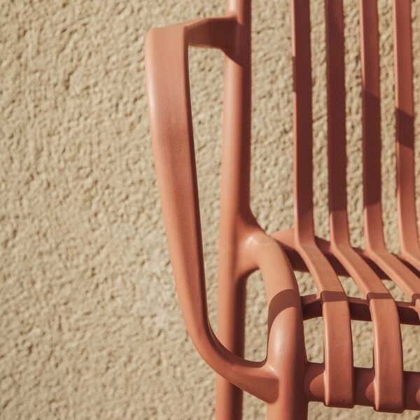 Kave Home Terakotová plastová zahradní židle Isabellini