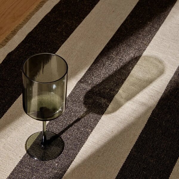 Kave Home Zelená sklenička na víno Eluria 395 ml