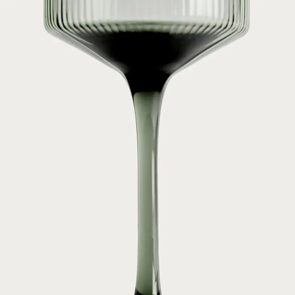 Kave Home Zelená sklenička na víno Eluria 395 ml