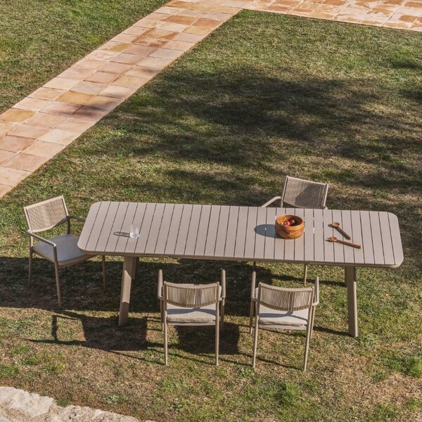 Kave Home Béžový kovový zahradní rozkládací stůl Izola 185/235 x 100 cm