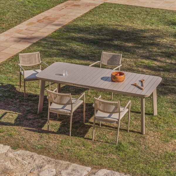 Kave Home Béžový kovový zahradní rozkládací stůl Izola 185/235 x 100 cm