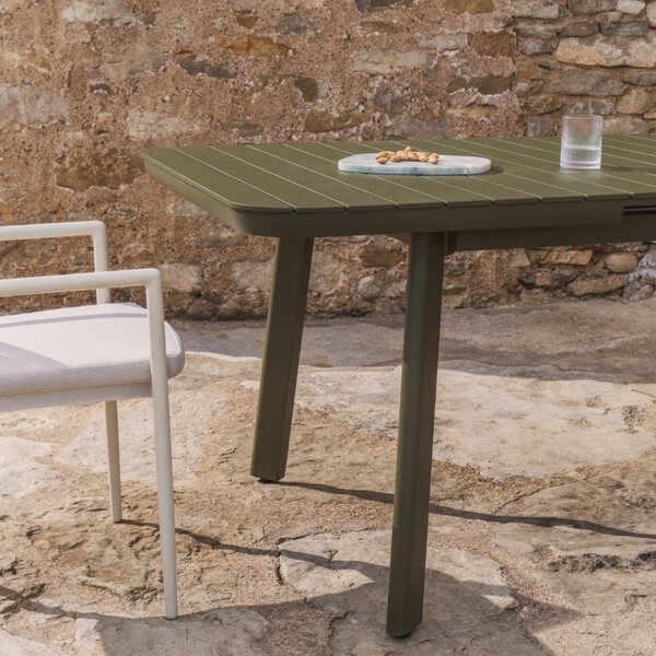 Kave Home Zelený kovový zahradní rozkládací stůl Izola 220/280 x 100 cm