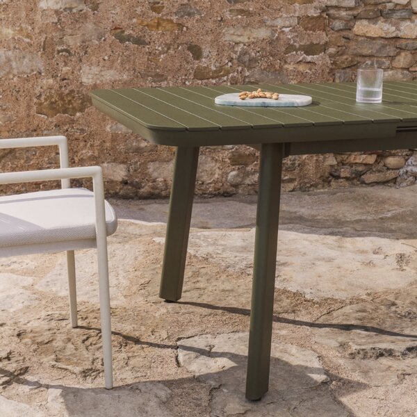 Kave Home Zelený kovový zahradní rozkládací stůl Izola 185/235 x 100 cm