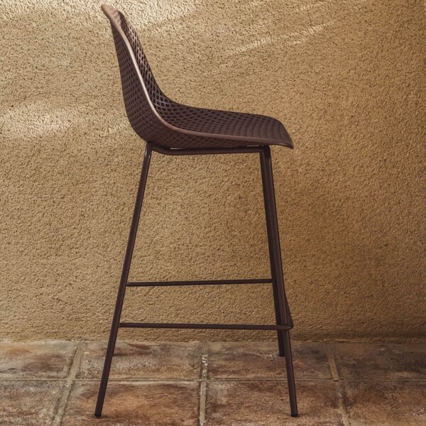 Kave Home Hnědá plastová barová židle Quinby 65 cm