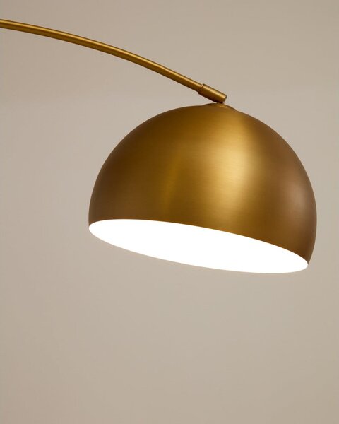 Stojací lampa ve zlaté barvě s kovovým stínidlem (výška 160 cm) Madali – Kave Home