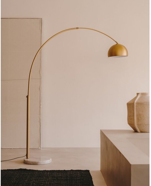 Stojací lampa ve zlaté barvě s kovovým stínidlem (výška 160 cm) Madali – Kave Home