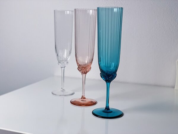 Ručně foukané Ručně foukaná sklenice na šampus SAKURA Mix barev Barva: Aquamarine (Modrá), Kusy: 1ks