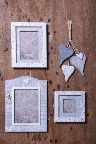 Velký šedý fotorámeček s dekorací srdíčka – 13x18 cm