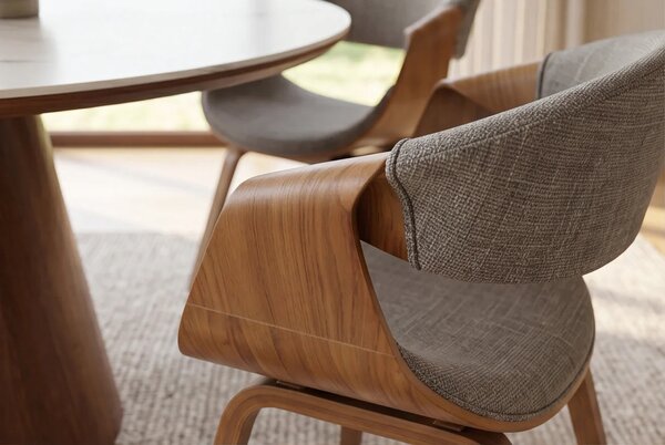 Designová moderní jídelní židle Norwich se světlou hnědou konstrukcí s organickými tvary a šedým čalouněním 55 cm