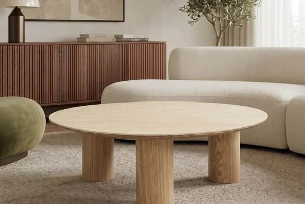 Skandinávský oválný konferenční stolek Curvy s béžovou travertinovou deskou organického tvaru a dubovým hnědýma nohama 110 cm