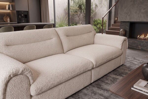 Moderní buklé čtyřmístná sedačka Sadie se světlým krémovým béžovým potahem a minimalistickým prošíváním 245 cm
