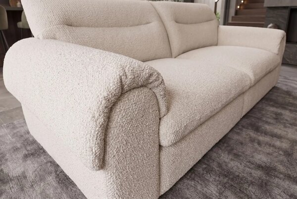 Moderní buklé čtyřmístná sedačka Sadie se světlým krémovým béžovým potahem a minimalistickým prošíváním 245 cm
