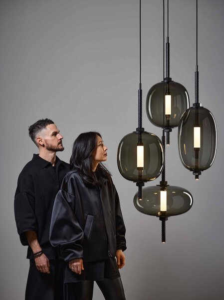 Brokis Designové LED závěsné svítidlo Under pressure more PC1389 Povrch Montury: Broušená bronz lak, Barva skla: Šedá kouřová - transparentní sklo, Baldachýn: Broušená černá lak