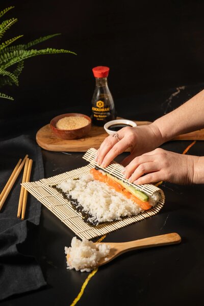 Sada na výrobu sushi KitchenCraft World of Flavours, 4 ks, bambusová podložka 23 × 24,5 cm WFSUSHIMAT4PC
