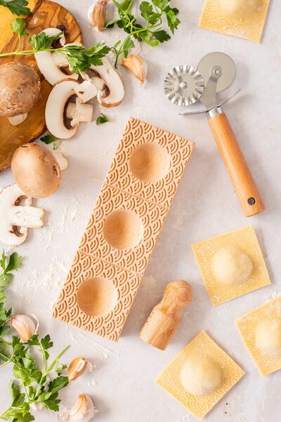 Sada na výrobu raviol KitchenCraft World of Flavours, 3 ks, dřevěná forma a nerezové rádýlko WFRAVIOLI3PC