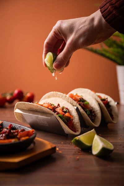 Stojánek na tacos KitchenCraft World of Flavours, na 3 tortilly, 21 cm, nerezový WFTACOHOLD