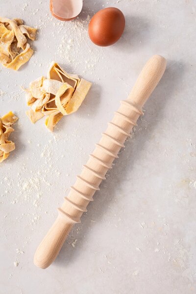 Kráječ na těstoviny pappardelle KitchenCraft World of Flavours, 33 cm, bukové dřevo WFPAPPCUT