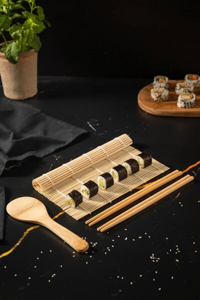 Sada na výrobu sushi KitchenCraft World of Flavours, 4 ks, bambusová podložka 23 × 24,5 cm WFSUSHIMAT4PC