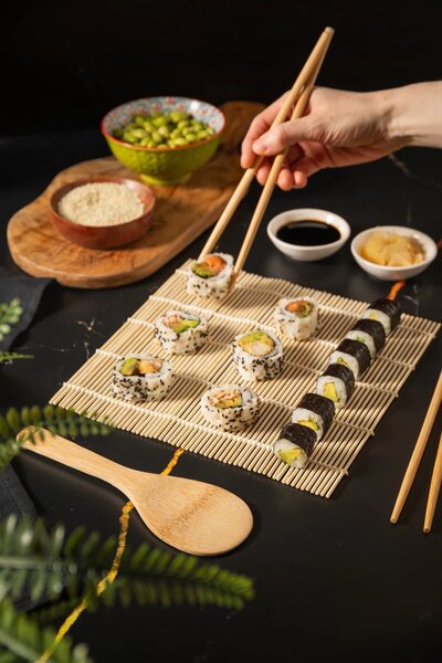 Sada na výrobu sushi KitchenCraft World of Flavours, 4 ks, bambusová podložka 23 × 24,5 cm WFSUSHIMAT4PC