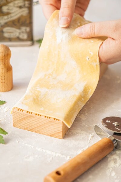 Sada na výrobu raviol KitchenCraft World of Flavours, 3 ks, dřevěná forma a nerezové rádýlko WFRAVIOLI3PC