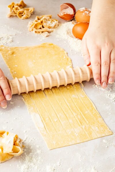 Kráječ na těstoviny pappardelle KitchenCraft World of Flavours, 33 cm, bukové dřevo WFPAPPCUT