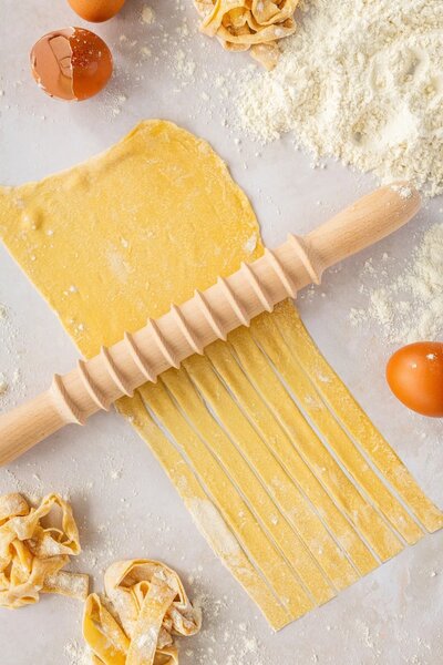 Kráječ na těstoviny pappardelle KitchenCraft World of Flavours, 33 cm, bukové dřevo WFPAPPCUT