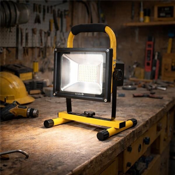 Přenosný USB nabíjecí LED reflektor 20W 1600lm, denní, stmívatelný vypínačem, 3 roky zár