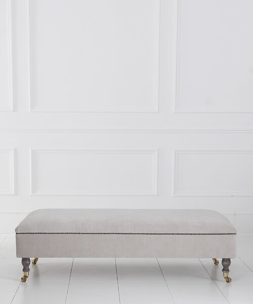 Solenzara Čalouněný Ottoman 135 cm - NC-737 Látkové čelounění: TC-186, Povrchová úprava nohou: Whitewash M Beech P132A