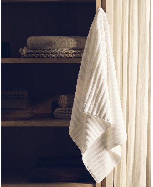 Bílý froté bavlněný ručník 50x90 cm Navira – Kave Home