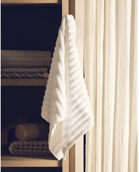 Bílý froté bavlněný ručník 50x90 cm Navira – Kave Home