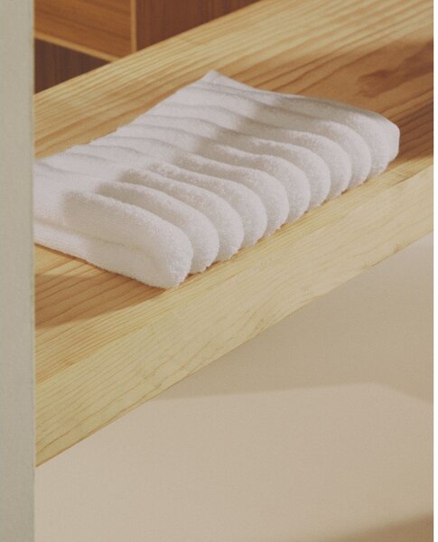 Bílý froté bavlněný ručník 50x90 cm Navira – Kave Home