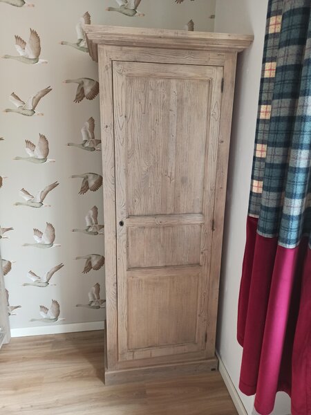 Šatní skříň D520 skladem