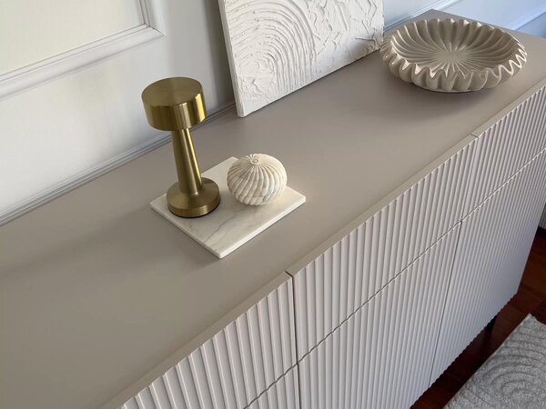 Moderní komoda Nicole 200 cm čtyřdveřová se zásuvkami s ryhovaným čelem - kašmír / černé nohy