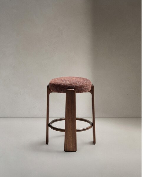 Hnědá/v tmavě přírodní barvě barová stolička z jasanového dřeva (výška sedáku 65 cm) Granite – Kave Home